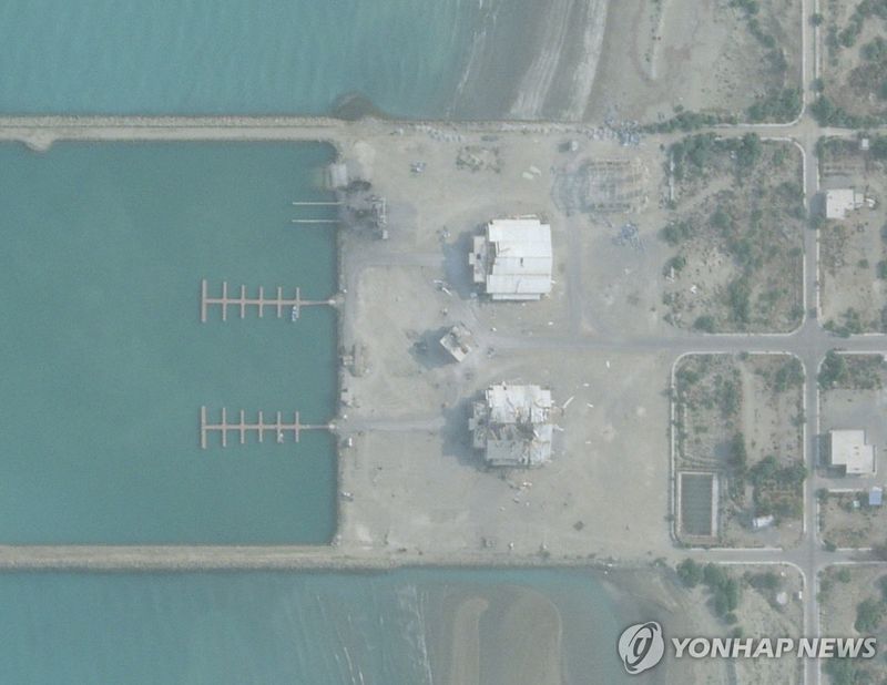미군 공습에 파괴된 이란 항구 건물 (출처=연합뉴스)