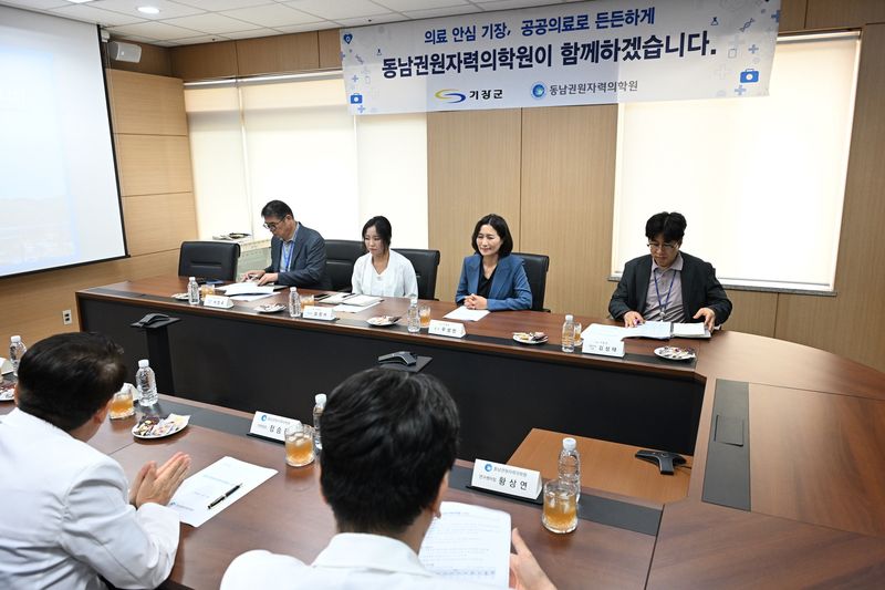 지난 9일 우성빈 기장군수(뒷줄 왼쪽 세 번째)와 군 관계자들이 동남권원자력의학원을 찾아 정승필 의학원장(맨 왼쪽) 등 병원 관계자들과 함께 ‘공공의료 발전 과제 간담회’를 하고 있는 모습. 동남권원자력의학원 제공