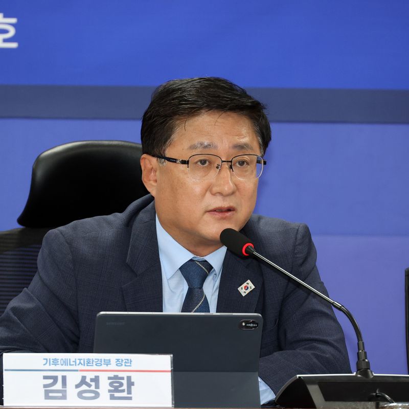 김성환 기후에너지환경부 장관이 13일 국회 의원회관에서 열린 2026 하반기 경제성장전략 당정 협의에서 인사말을 하고 있다. 사진=서동일 기자
