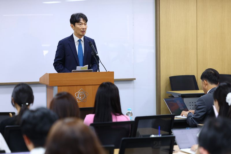 [서울=뉴시스] 황준선 기자 = 중앙그룹 채권투자 피해자 변호를 맡은 이복현 전 금융감독원장이 13일 오전 서울 종로구 변호사회관에서 열린 언론 브리핑에서 발언하고 있다. 변호인단은 지난 10일 금융감독원에 'JTBC 회사채·전단채 발행과 관련한 금융회사 검사에 대한 변호인단 의견서'를 제출했다.2026.07.13. hwang@newsis.com