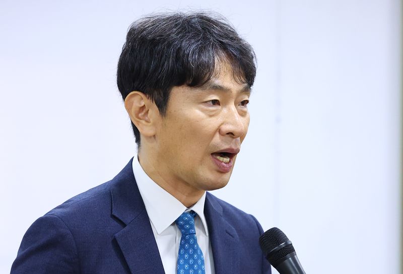 [서울=뉴시스] 황준선 기자 = 중앙그룹 채권투자 피해자 변호를 맡은 이복현 전 금융감독원장이 13일 오전 서울 종로구 변호사회관에서 열린 언론 브리핑에서 발언하고 있다. 2026.07.13. hwang@newsis.com