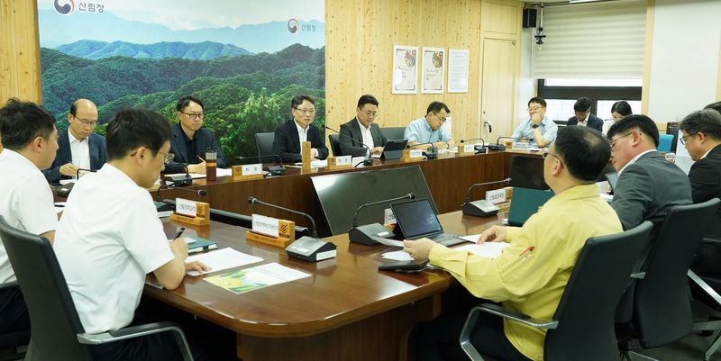 박은식 산림청장(정면방항 좌석 가운데)이 13일 휴가철 공직기강 해이현상을 사전에 차단하고 신뢰받는 산림 행정을 구현하기 위해 공직기강 확립에 솔선수범할 것을 간부회의에서 강조하고 있다. 산림청 제공