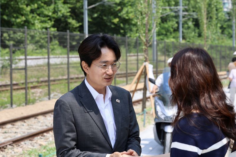 [서울=뉴시스] 주민과 소통하는 서준오 노원구청장. (사진=노원구 제공) 2026.07.13. photo@newsis.com *재판매 및 DB 금지