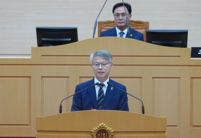 민형배 전남광주통합특별시장이 13일 무안청사 전남광주통합특별시의회 제2회 임시회에서 취임 후 첫 시정연설을 통해 "초기 100일은 특별시의 기반을 다지는 시간이자, 시민들께 방향성과 실행력을 증명해야 하는 골든타임"이라며 "의회와 집행기관이 함께 움직여야 한다"라고 강조하고 있다. 전남광주통합특별시 제공