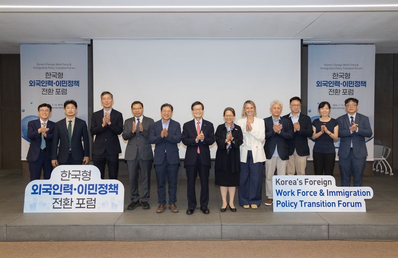 한국무역협회가 13일 서울 강남구 트레이드타워에서 개최한 ‘한국형 외국인력·이민정책 전환 포럼’에서 주요 인사들이 기념사진을 촬영하고 있다. 왼쪽 다섯번째부터 이성희 인제대학교 특임교수(고용노동부 전 차관), 윤진식 한국무역협회 회장, 강민휘 국제이주기구(IOM) 한국대표부 대표. 사진=무역협회 제공