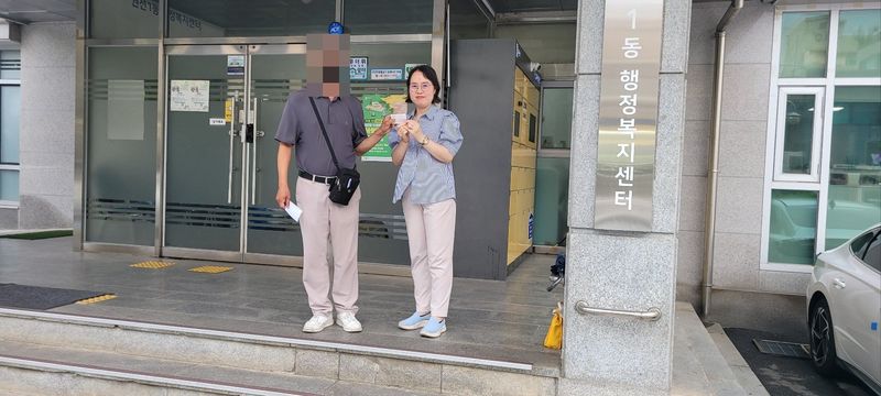 지난 6월 행정복지센터에서 주민등록증을 발급받은 강 모 씨가 김경숙 경기 수원시 새빛민원실 베테랑팀장과 기념촬영을 하고 있다. (수원시 제공. 재판매 및 DB 금지) 2026.7.13/뉴스1