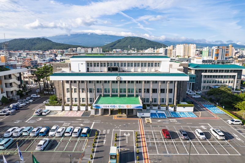 제주특별자치도청 전경. 제주특별자치도가 하반기 정기인사를 앞두고 도 본청과 직속기관, 사업소, 행정시 등 산하 전 기관을 대상으로 고강도 특별감찰에 착수했다. /사진=제주특별자치도 제공