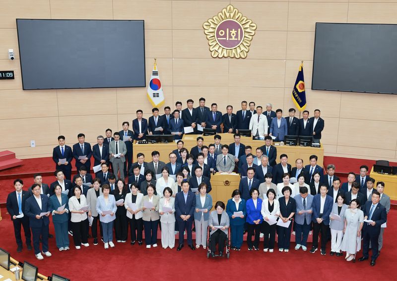 전남광주통합특별시의회 의원들이 13일 성명서를 발표하고 "서남권 반도체 클러스터 조성 계획 발표 이후 온라인 공간에서 확산되고 있는 호남을 향한 조직적 혐오를 즉각 중단하라"라고 촉구하고 있다. 전남광주통합특별시의회 제공