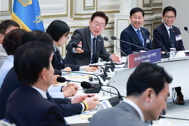 [서울=뉴시스] 조성봉 기자 = 이재명 대통령이 13일 청와대에서 열린 2026년 국가재정전략회의에서 한성숙 국무총리에게 발언을 권하고 있다.(청와대통신사진기자단) 2026.07.13. suncho21@newsis.com