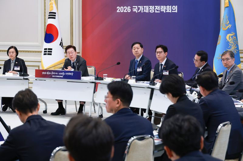 [서울=뉴시스] 조성봉 기자 = 이재명 대통령이 13일 청와대에서 열린 2026년 국가재정전략회의에서 김성환 기후에너지환경부 장관에게 질문을 하고 있다.(청와대통신사진기자단) 2026.07.13. suncho21@newsis.com