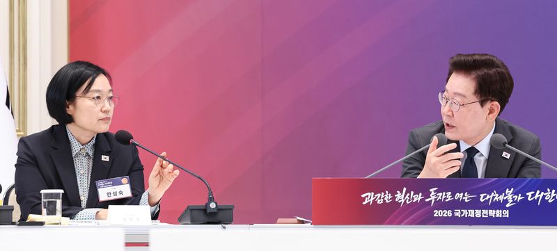 [서울=뉴시스] 조성봉 기자 = 이재명 대통령과 한성숙 국무총리가 13일 청와대에서 열린 2026년 국가재정전략회의에서 대화하고 있다. (청와대통신사진기자단) 2026.07.13. suncho21@newsis.com