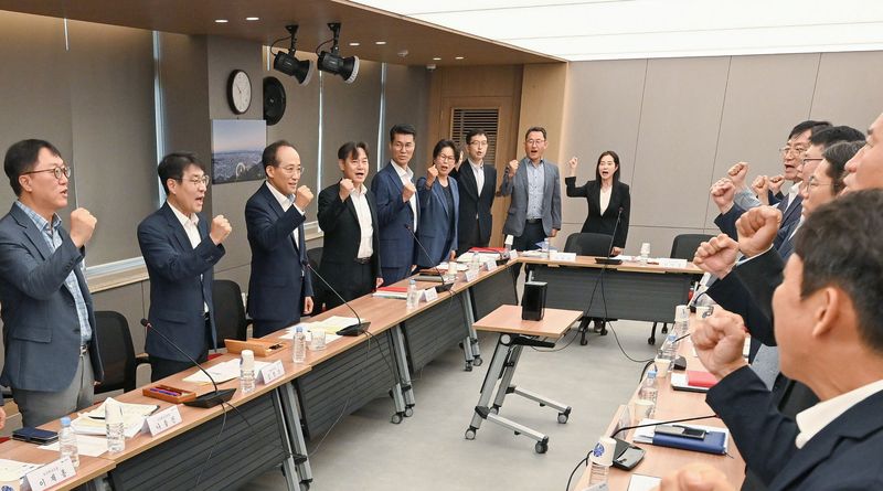 추경호 대구시장이 13일 산격청사 대회의실에서 간부회의를 주재하며 주요 현안을 직접 점검한 뒤 'We are Daegu!' 직원들과 퍼포먼스를 가졌다. 대구시 제공