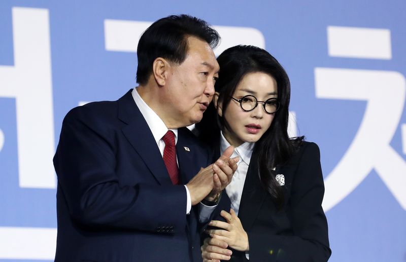 [목포=뉴시스] 전신 기자 = 윤석열 전 대통령과 부인 김건희 여사가 2023년 10월 13일 전남 목포종합경기장에서 열린 제104회 전국체육대회 개회식에서 대화하고 있다. (사진=뉴시스DB) 2026.07.13. photo1006@newsis.com *재판매 및 DB 금지