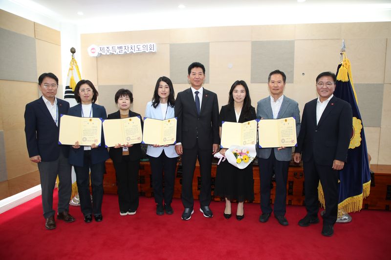 송영훈 제주도의회 의장과 ‘2026년 상반기 의정홍보 우수부서’ 수상자들이 13일 시상식에서 기념촬영을 하고 있다. 문화관광체육전문위원과 입법지원담당관이 최우수 부서로 선정됐으며, 농수축전문위원 전서현 주무관이 보도자료 제공 우수직원으로 뽑혔다. /사진=제주특별자치도의회 제공