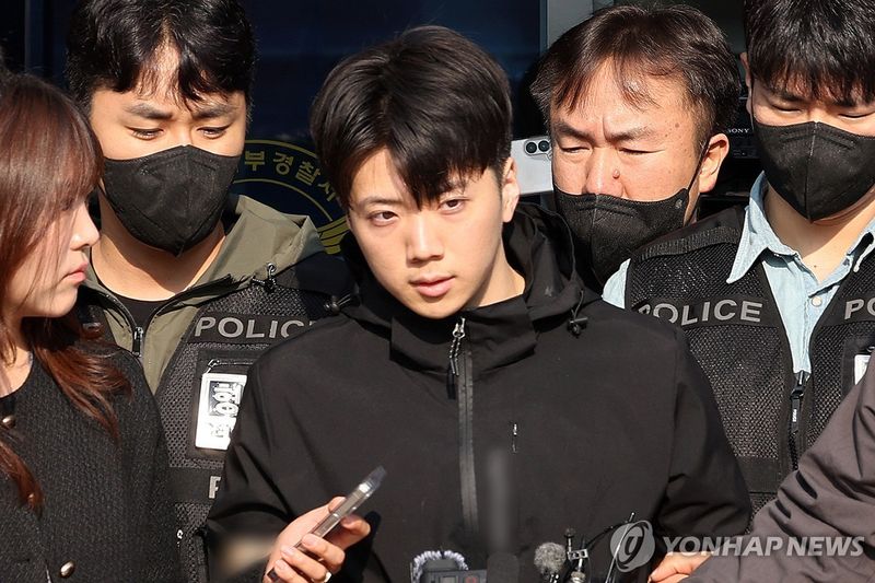 포토라인 선 장윤기 (출처=연합뉴스)