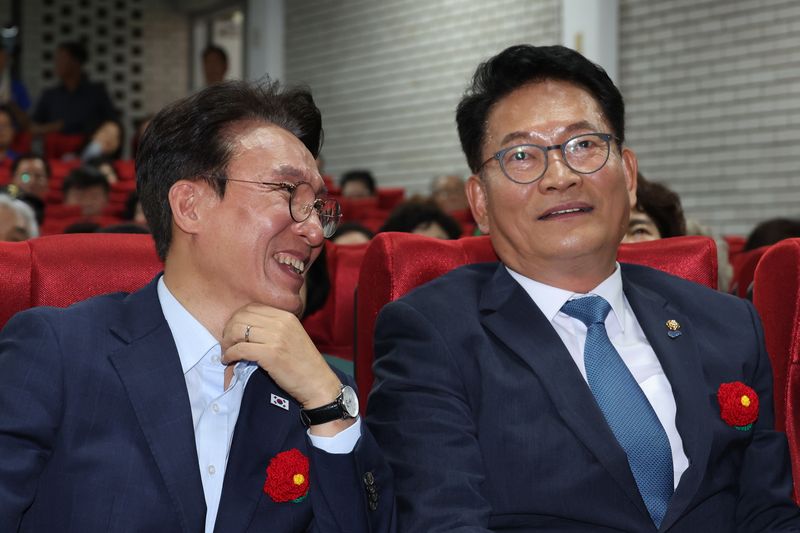 김민석 의원(왼쪽)과 송영길 의원이 지난 13일 경기 성남 새마을운동중앙연수원에서 열린 더불어민주당 전국시도당 노인위원협의회 워크숍에서 대화하고 있다. 뉴시스