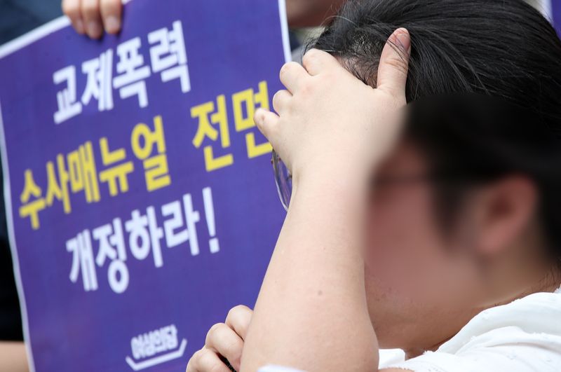 인천 스토킹 살인사건 희생자의 유가족이 서울 서초구 서울중앙지방법원에서 가해자의 항소심 선고 관련 기자회견을 하고 있다. 전 남자 친구의 스토킹에 시달리다가 그가 휘두른 흉기에 찔린 30대 여성 이 모 씨가 사망한 지 1년 만에 재판부는 가해자의 항소심 선고 공판에서 징역 25년을 선고한 1심을 깨고 형량이 상향된 징역 30년을 선고했다. 2024.7.17 ⓒ 뉴스1 이승배 기자
