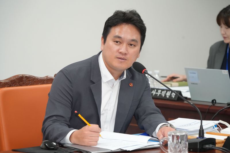 한동훈 제주도의원이 13일 혁신산업국 주요업무보고에서 민선 9기 핵심 공약인 ‘제주 AX 대전환’의 종합전략 마련을 주문하고 있다. 한 의원은 장기 프로젝트가 AI 데이터센터 건립에 치우치지 않도록 산업별 적용 분야와 도민 체감 혜택, 전문인력·사업화 방안을 구체화해야 한다고 지적했다. /사진=제주특별자치도의회 제공