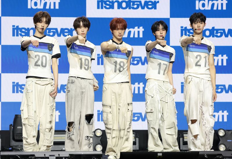 그룹 아이덴티티(idntt)의 유닛 itsnotover이 13일 오후 서울 용산구 블루스퀘어에서 열린 세 번째 미니앨범 ‘잇츠 낫 오버(itsnot5ver)’ 발매 기념 쇼케이스에서 포즈를 취하고 있다. 2026.7.13 ⓒ 뉴스1 권현진 기자