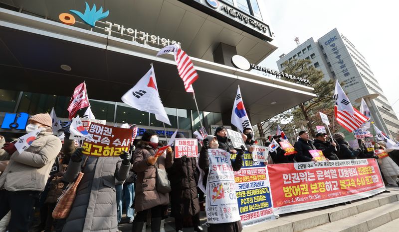 [서울=뉴시스] 고범준 기자 = 국가인권위원회 제2차 전원위원회가 열린 지난해 2월 10일 서울 중구 국가인권위원회 앞에서 윤석열 대통령 지지자들이 탄핵심판 방어권 보장 안건 통과를 촉구하는 기자회견을 하고 있다. 2025.02.10. bjko@newsis.com