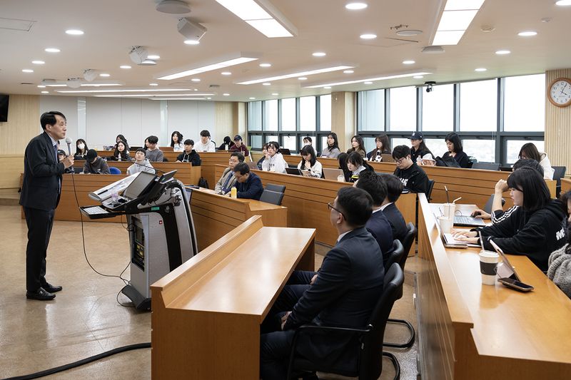 장영진 한국무역보험공사 사장(왼쪽 첫번째)이 지난해 4월 15일 서울 종로구 성균관대에서 학생들을 대상으로 CEO 특강을 진행하고 있다. 한국무역보험공사 제공