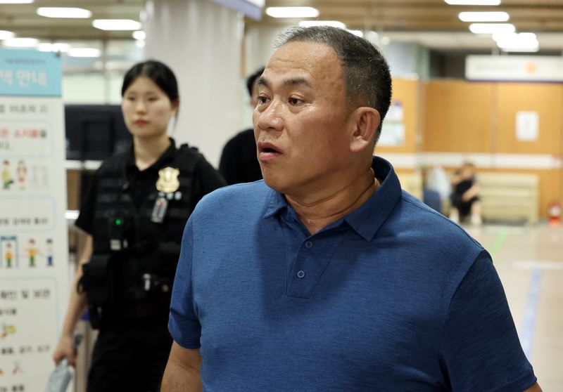 [서울=뉴시스] 박영태 기자 = '무상 여론조사 관련 정치자금법 위반 혐의'를 받는 정치브로커 명태균이 13일 오후 서울 서초구 중앙지법에서 열린 선고기일에 출석하고 있다. 2026.07.13. since1999@newsis.com