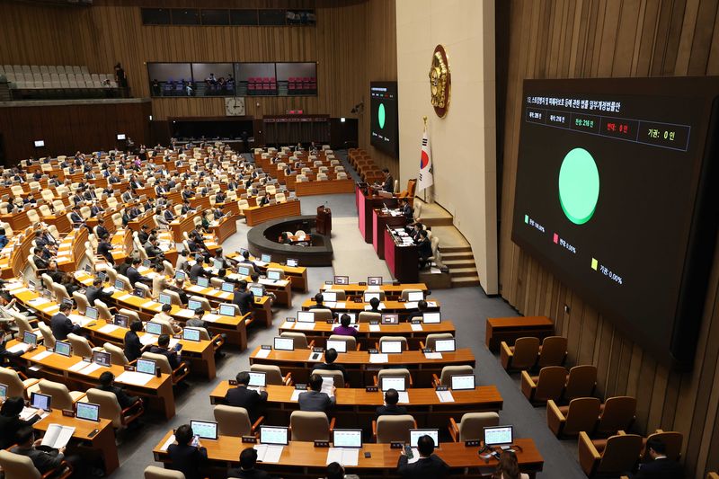 [서울=뉴시스] 조성봉 기자= 지난 4월 23일 서울 여의도 국회에서 열린 제434회국회(임시회) 제7차 본회의에서 스토킹방지 및 피해자보호 등에 관한 법률 일부개정법률안이 가결되고 있다. 2026.04.23. suncho21@newsis.com