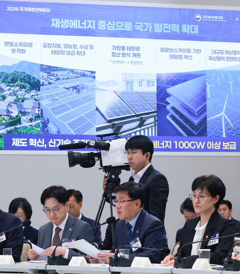 김성환 기후에너지환경부 장관이 13일 청와대 영빈관에서 열린 2026년 국가재정전략회의에서 전력·용수 공급 인프라 혁신전략을 발표하고 있다. 2026.7.13 ⓒ 뉴스1 허경 기자
