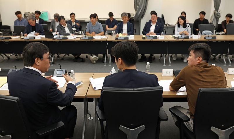 [서울=뉴시스] 최휘영 문화체육관광부 장관이 13일 서울 종로구 국립현대미술관 서울관에서 열린 'K-축구 혁신위원회 2차 회의'에서 발언하고 있다. (사진=문화체육관광부 제공) 2026.07.13. photo@newsis.com *재판매 및 DB 금지