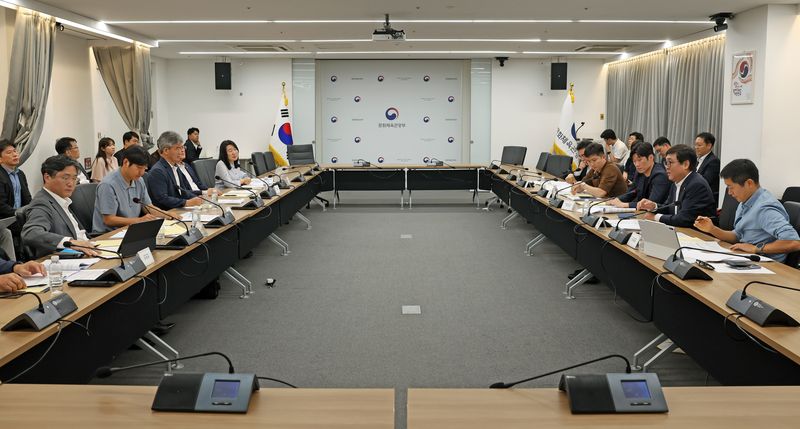 [서울=뉴시스] 최휘영 문화체육관광부 장관이 13일 서울 종로구 국립현대미술관 서울관에서 열린 'K-축구 혁신위원회 2차 회의'에서 발언하고 있다. (사진=문화체육관광부 제공) 2026.07.13. photo@newsis.com *재판매 및 DB 금지