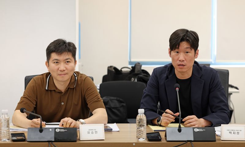 [서울=뉴시스] K-축구 혁신위원회 공동위원장인 박지성 국제축구연맹(FIFA) 분과위원회 위원이 13일 서울 종로구 국립현대미술관 서울관에서 열린 혁신위 2차 회의에서 발언하고 있다.(사진=문화체육관광부 제공) 2026.07.13. photo@newsis.com *재판매 및 DB 금지