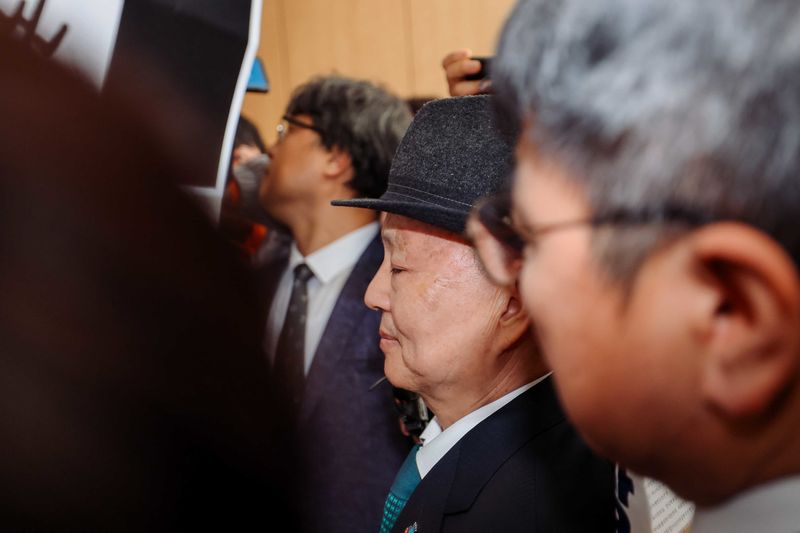 10일 서울 중구 안중근 의사 기념관에서 열린 인권의날 기념행사에 참석하던 안창호 국가인권위원회 위원장이 국가인권위원회 바로잡기 공동행동에 가로막혀 있다. (공동취재) 2025.12.10 ⓒ 뉴스1 김진환 기자