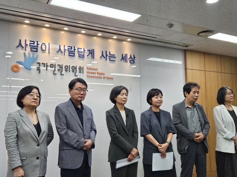 인권위원 6명이 '윤석열 대통령 방어권 보장 권고안 폐기 및 대국민 사과' 안건과 관련해 입장을 표하고 있다. 2026.7.13 ⓒ 뉴스1 유채연 기자