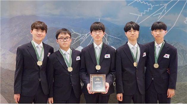 [서울=뉴시스]과학기술정보통신부와 한국과학창의제단에 따르면 91개국 381명 학생이 참가한 제56회 국제물리올림피아드 대회에서 한국 대표단 김무연(서울과고), 이승준(서울과고), 오주하(서울과고), 정민권(서울과고), 이권헌(서울과고) 학생이 참여해 전원 금메달을 수상했다. (사진=과기정통부 제공) *재판매 및 DB 금지