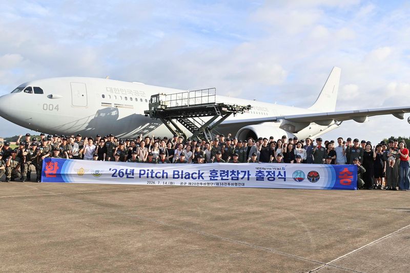 공군은 오는 17일부터 8월 7일까지 호주 다윈기지에서 열리는 '2026 피치블랙(Pitch Black)' 훈련에 참가한다고 14일 밝혔다. 14일 공군 서산기지에서 열린 출정식에서 훈련 참가요원들과 환송하는 군 가족들이 KC-330다목적공중급유수송기를 배경으로 기념 촬영하고 있다. 공군 제공