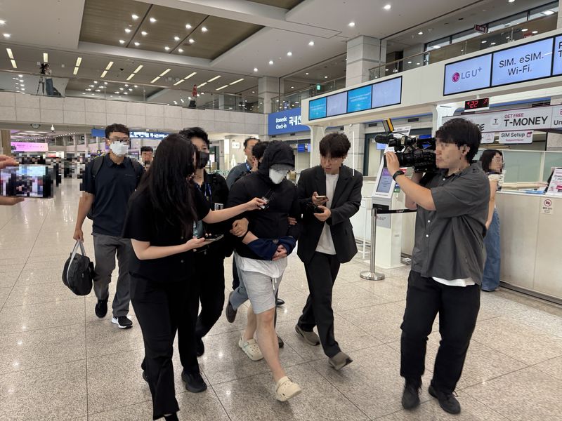 인천공항을 통해 국내로 송환된 수천억대 도박사이트 총책 A 씨. (사진=경기북부경찰청)