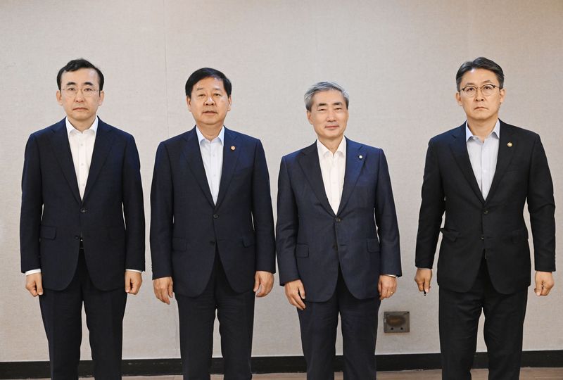 지난 8일 서울 종로구 정부서울청사에서 열린 시장상황 점검회의 시작에 앞서 이세훈 금융감독원 수석부원장, 구윤철 부총리 겸 재정경제부 장관, 신현송 한국은행 총재, 권대영 금융위원회 부위원장(왼쪽부터)이 기념촬영을 하고 있다(재정경제부 제공. 재판매 및 DB금지). 2026.7.8 ⓒ 뉴스1