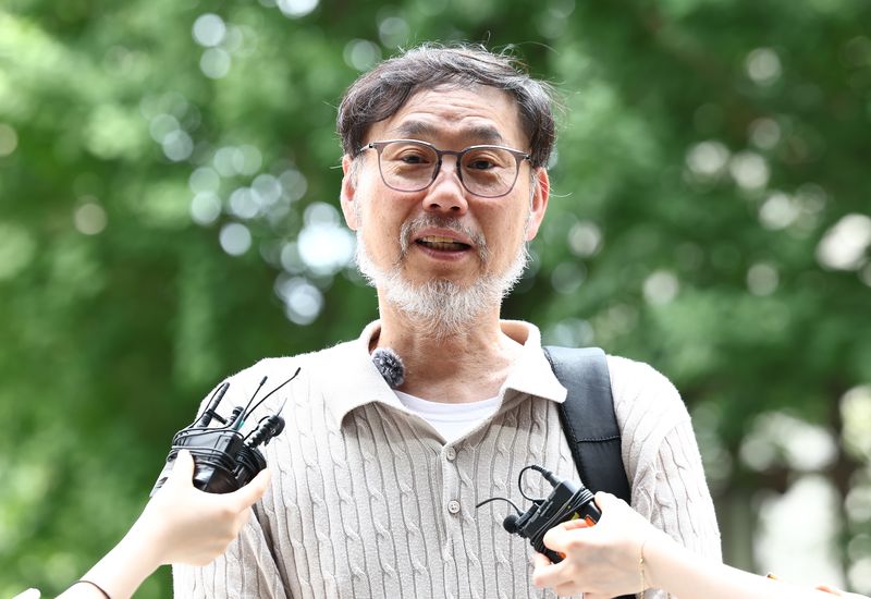 김순환 서민민생대책위원회(서민위) 사무총장이 14일 오전 서울 마포구 서울경찰청 광역수사단에서 홍명보 전 축구대표팀 감독 선임 관련 고발인 조사를 받기 위해 출석하며 취재진 질의에 답변하고 있다. 뉴스1