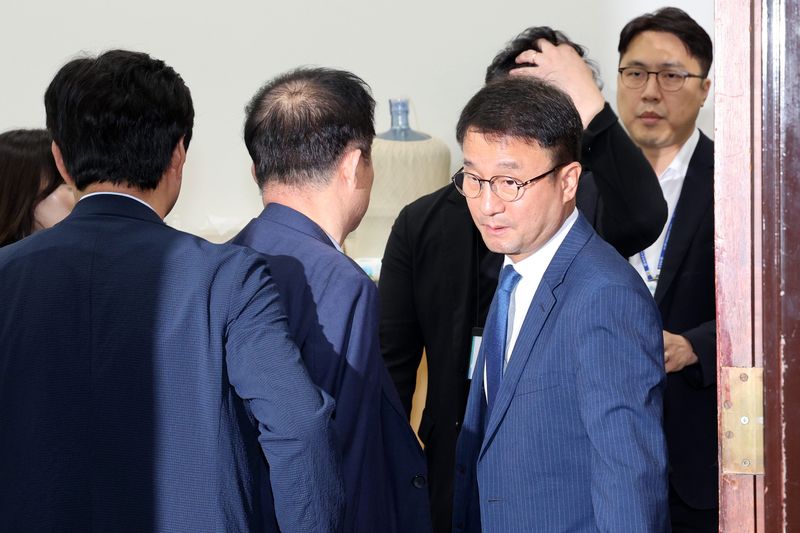 [서울=뉴시스] 고범준 기자 = 한병도 더불어민주당 대표 직무대행 겸 원내대표가 14일 오전 서울 여의도 국회에서 열린 비공개 최고위원회의를 마치고 나서고 있다. 2026.07.14. bjko@newsis.com