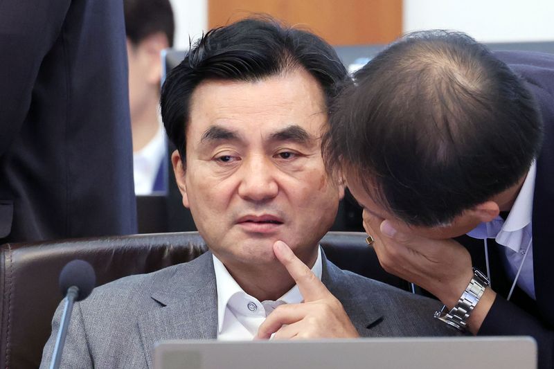 안규백 국방부 장관(왼쪽)과 송기호 국가안보실 제3차장이 지난달 14일 청와대에서 이재명 대통령 주재로 열린 국무회의에서 대화하고 있다. 청와대통신사진기자단