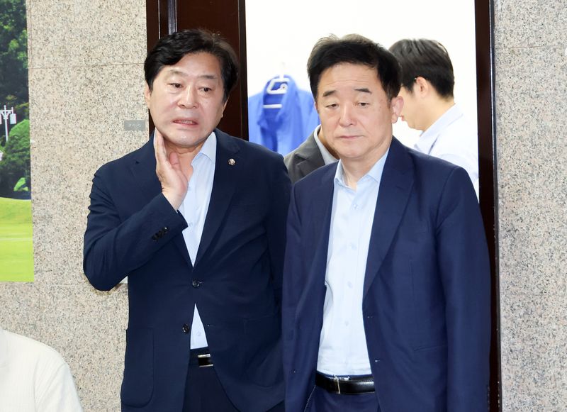 친명(친이재명)으로 분류되는 황명선(왼쪽), 강득구 더불어민주당 최고위원이 14일 국회에서 열린 비공개 최고위원회의가 끝난 뒤 나오고 있다. 연합뉴스