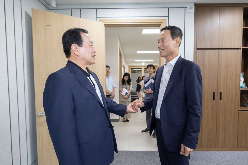 최정호 전북익산시장(오른쪽)이 윤여웅 제일건설 회장(왼쪽)과 악수를 하고 있다.(익산시 제공. 재판매 및 DB 금지)