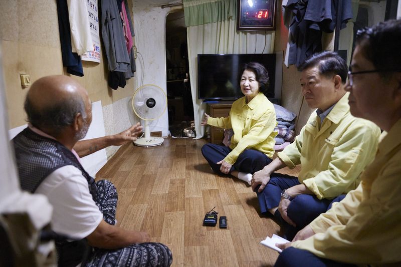 14일 오전 추미애 경기도지사와 박승원 광명시장이 함께 폭염 취약계층 현장방문을 했다.(경기도 제공. 재판매 및 DB금지)