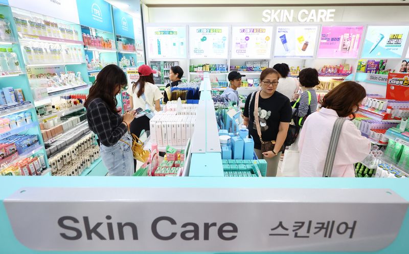서울 시내 한 다이소 매장 화장품 코너. 뉴시스