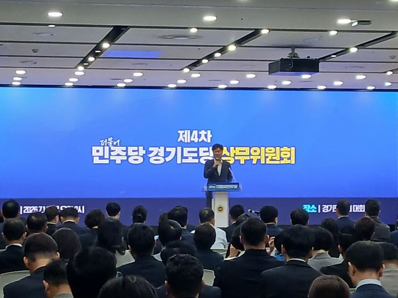 [수원=뉴시스] 김용 전 민주연구원 부원장이 14일 경기도의회 대회의실에서 열린 더불어민주당 경기도당 상무위원회에 참석해 발언하고 있다. 2026.07.14. iambh@newsis.com *재판매 및 DB 금지