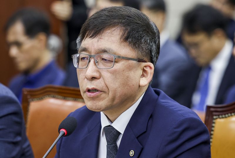 [서울=뉴시스] 정병혁 기자 = 강동완 중앙선관위 사무총장 직무대리가 14일 서울 여의도 국회에서 열린 투표용지 부족사태 등 국민 참정권 침해 진상규명 및 선거관리 개혁을 위한 국정조사특별위원회 제1차 청문회에서 질문에 답하고 있다. 2026.07.14. jhope@newsis.com