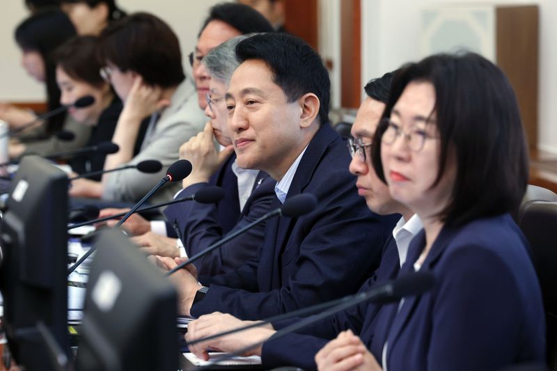 오세훈 서울시장이 14일 청와대에서 열린 국무회의에서 자료제출 관련 발언하고 있다. ⓒ 뉴스1 이재명 기자
