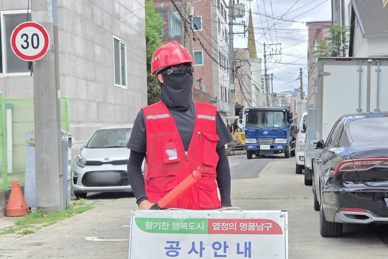 [대구=뉴시스] 이상제 기자 = 대구 지역에 연일 펄펄 끓는 찜통더위가 이어진 14일 오전 대구 남구의 한 공사 현장. 2026.07.14. king@newsis.com *재판매 및 DB 금지