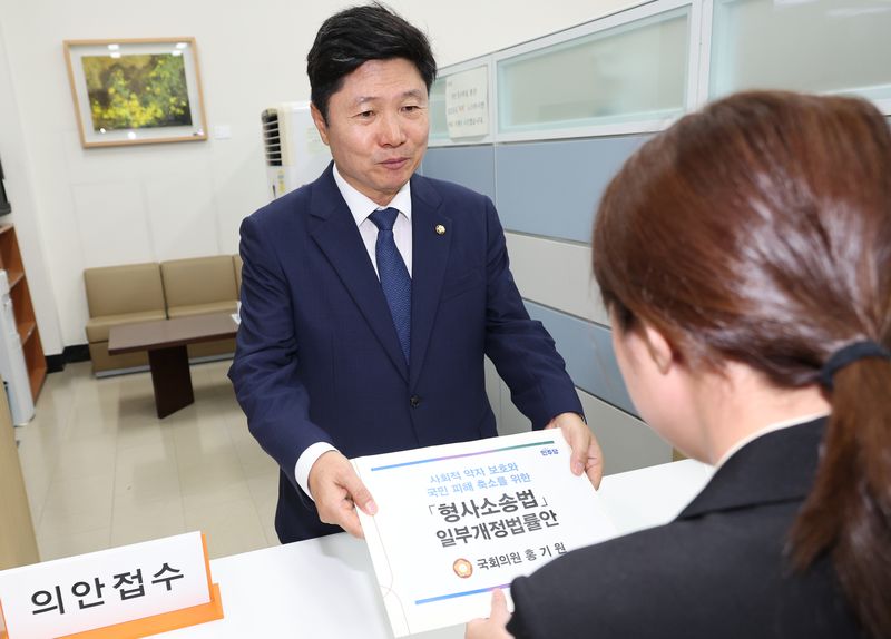 [서울=뉴시스] 최진석 기자 = 홍기원 더불어민주당 의원이 14일 여의도 국회 의원과에 사회적 약자 등 보호를 위한 보완수사권 일부 존치 형사소송법 일부개정법률안을 제출하고 있다. 2026.07.14. myjs@newsis.com