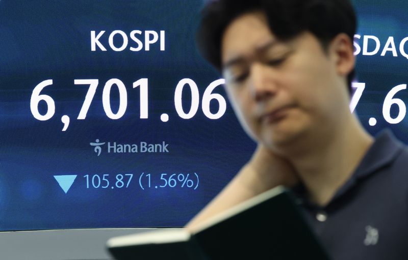 14일 서울 중구 하나은행 본점 딜링룸 전광판에 코스피 시황이 표시되어 있다. 이날 코스피 지수는 전 거래일 대비 37.87포인트(0.56%) 하락한 6769.06, 코스닥 지수는 전 거래일 보다 2.20포인트(0.28%) 내린 797.16에 거래를 시작했다. 2026.7.14 ⓒ 뉴스1 최지환 기자